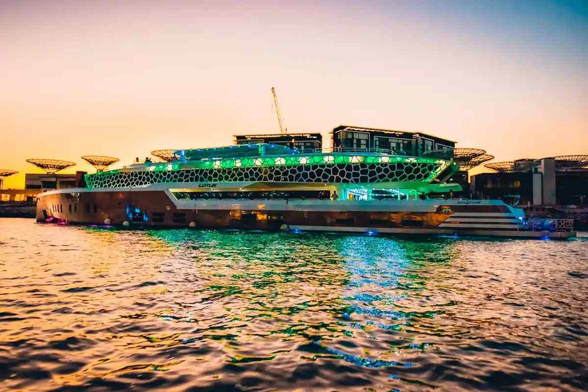 Ein luxuriöses und unvergessliches Erlebnis mit Lotus Dubai; Eine traumhafte Reise auf den Gewässern des Persischen Golfs