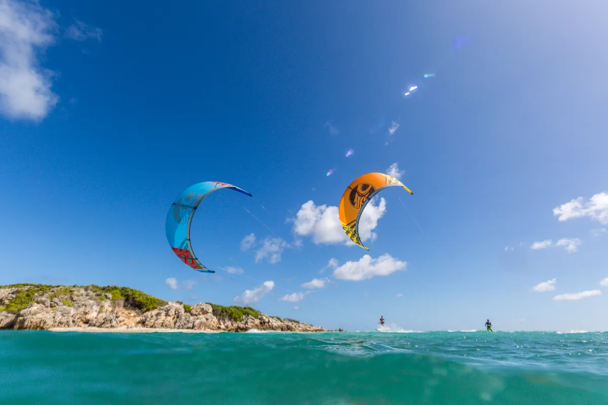 Ein aufregendes Erlebnis beim Kitesurfen und Wassersport am Kite Beach in Dubai
