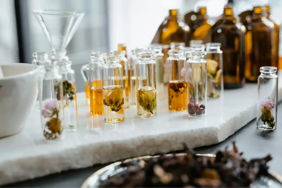 العطور المحلية والهدايا التذكارية التقليدية 