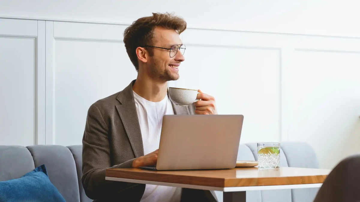 كم تبلغ تكلفة الحصول على تأشيرة عمل في دبي؟