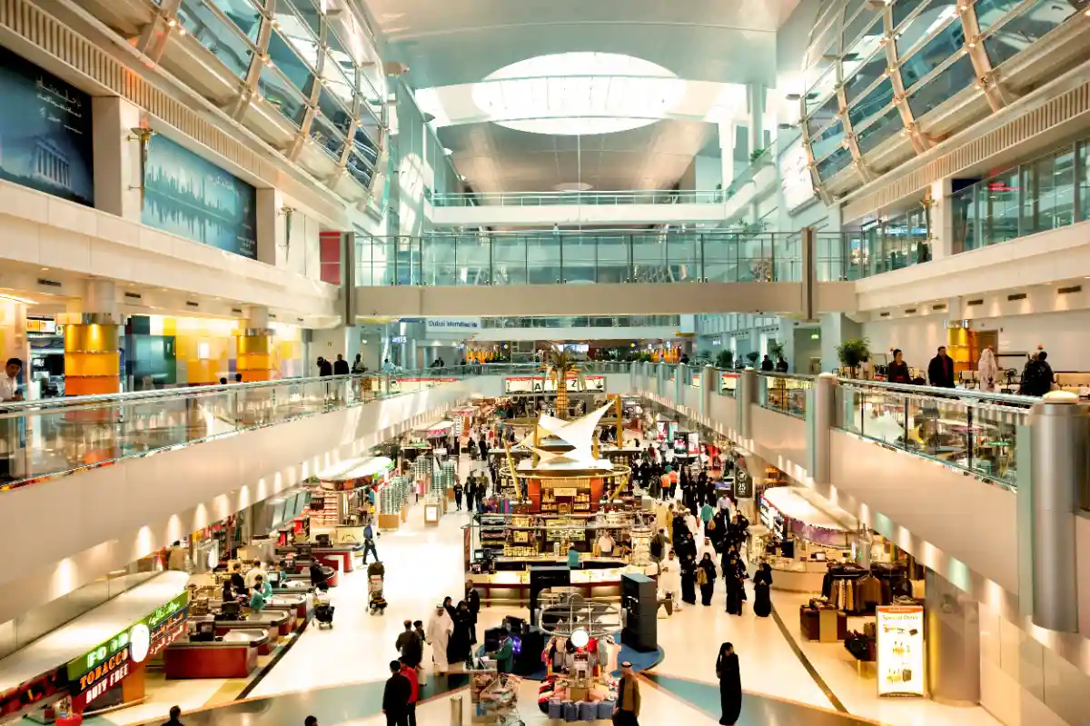Acquisto di cosmetici e prodotti per la cura della persona nel duty free di Dubai