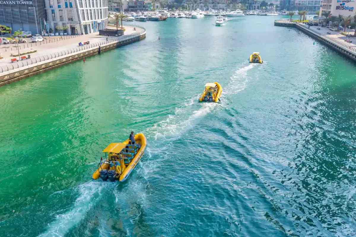 Le attrazioni che vedete lungo il percorso della barca gialla